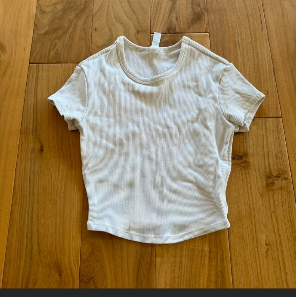 White ribbed alo yoga shirt